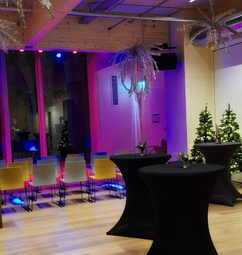 Grote zaal met paarse sfeerverlichting