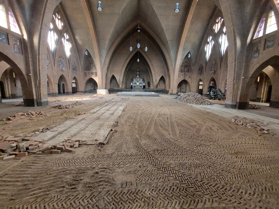 Binnenkant van de kerk waar de vloer is uitgebroken
