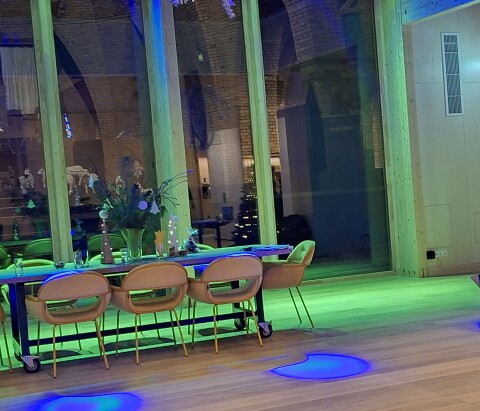 De grote zaal met groene sfeerverlichting