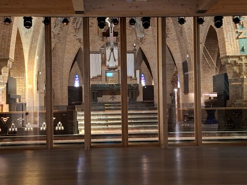 Grote zaal met uitzicht op het altaar